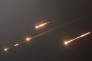 武夷山伊朗以导弹齐射回应以色列的大规模袭击